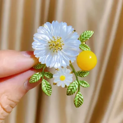 Elegant Daisy Flower Green Leaf Brooch